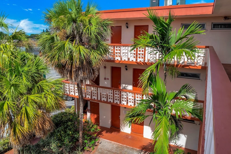 Hollywood Court Apartments 5