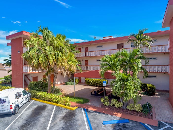 Hollywood Court Apartments 8